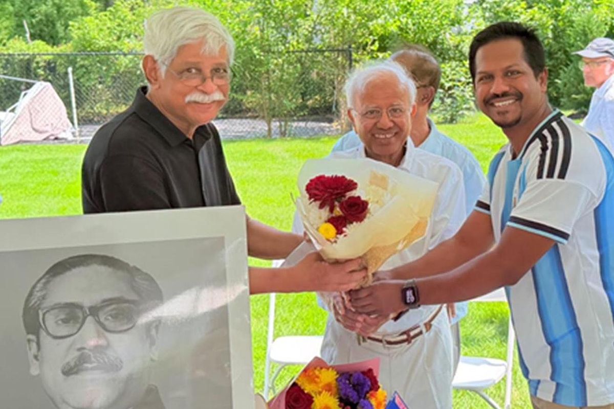 Controversial Writer Zafar Iqbal Made his Public Appearance in America after Two Years