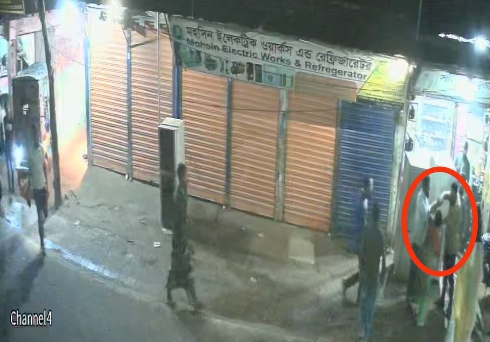 ভিকটিমের মাকে মেরে দোকান থেকে বের করে দিচ্ছেন সঞ্জিত ও লোকনাথ