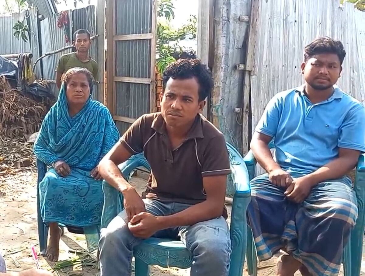 কাইঞ্চো বালার বড় ছেলে রবিদাশের বাড়িতে তার স্ত্রী ও ছেলেরা