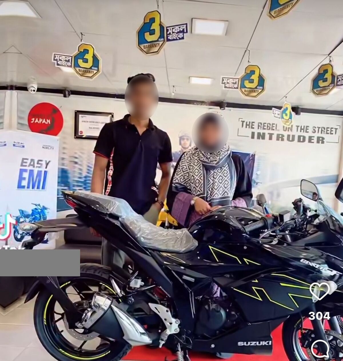 চট্টগ্রাম শহরের এক শো-রুম থেকে বাইক কিনে ছবি তুলেছে ‘এ’ এবং ‘বি’