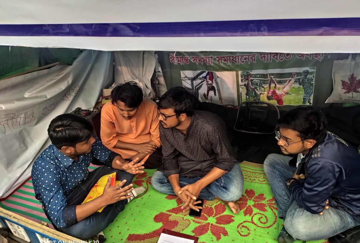 সীমান্ত সমস্যা সমাধানের দাবিতে অবস্থান কর্মসূচীতে এনসিপি নেতা নাসির উদ্দিনের সাথে দেখা যাচ্ছে হিট দলের নেতৃত্বকে সীমান্ত সমস্যা সমাধানের দাবিতে অবস্থান কর্মসূচীতে এনসিপি নেতা নাসির উদ্দিনের সাথে দেখা যাচ্ছে হিট দলের নেতৃত্বকে