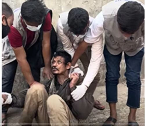 একজন ভবঘুরেকে জোর করে আটক করা হয়েছে