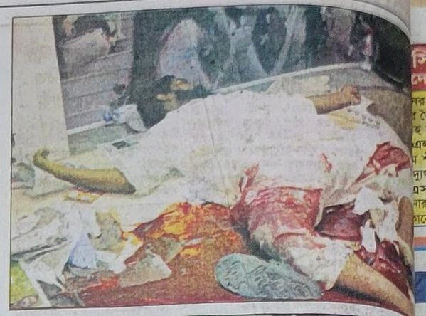 পড়ে আছে রক্তাক্ত একজনের লাশ। Graphic content: Image published for journalistic documentation. Viewer discretion advised.