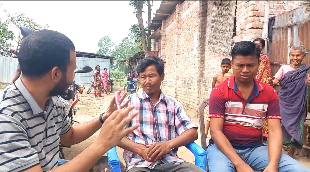 কাইঞ্চো বালার ছোট ছেলে মানিক চন্দ্র রায় ও ভাতিজা খোকন চন্দ্র রায়ের সাথে কথা বলছেন The Dissent এর প্রতিনিধি