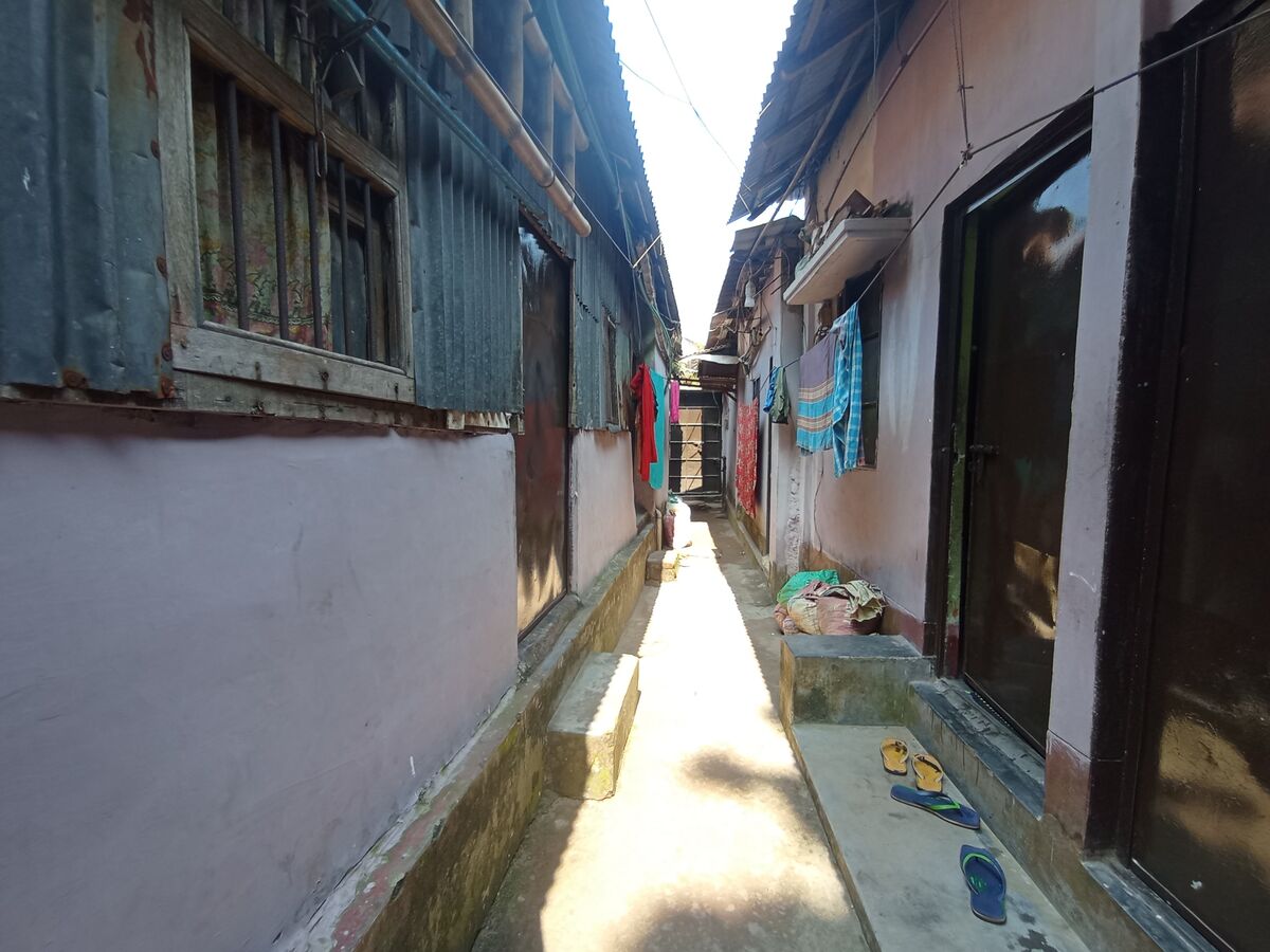 টিনশ্যাড ঘরের সারি