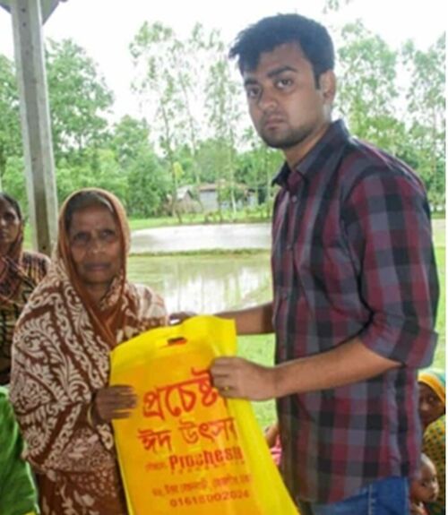 প্রচেষ্টা-র ঈদ উপহার বিতরণ করছেন লিমন