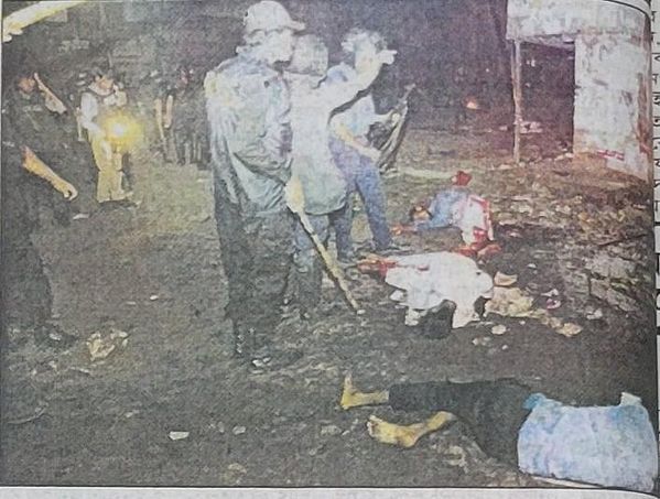 পড়ে আছে কয়েকটি লাশ। Graphic content: Image published for journalistic documentation. Viewer discretion advised.